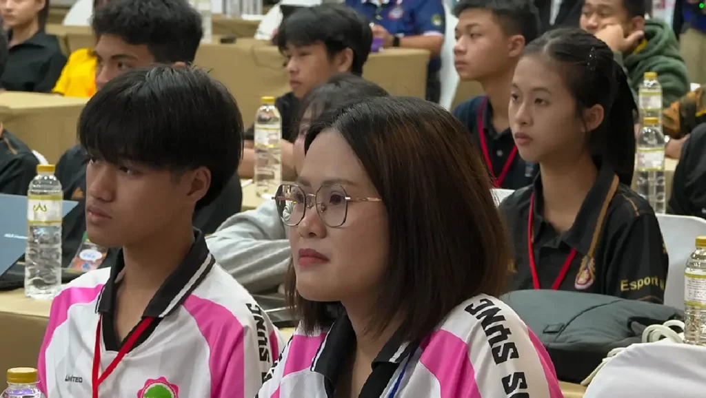 เด็กนักเรียนกำลังเรียนรู้การใช้ AI ร่วมกับสื่อการสอนโต้ตอบยุคใหม่